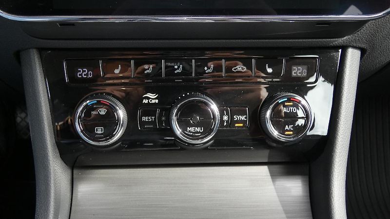 Škoda Superb Combi 2,0 TDI DSG Style - fotka 17 z 24