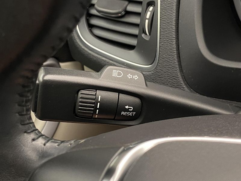 Volvo V40 D2 MOMENTUM CZ 1.maj.REZERVACE - fotka 25 z 44