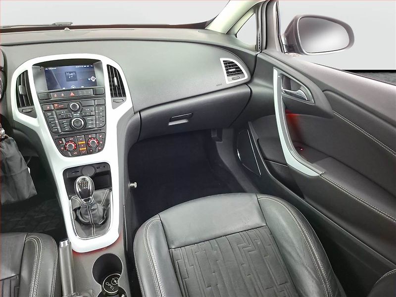 Opel Astra (2011) 2.0 CDTI, Xenony, Tempomat - fotka 8 z 13