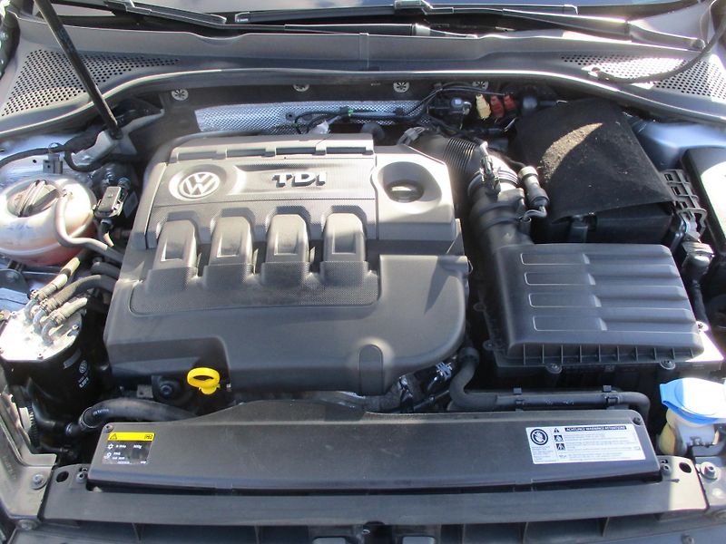 Volkswagen Golf 2.0TDi 110kW HIGHLINE L+Z PNEU - fotka 41 z 45