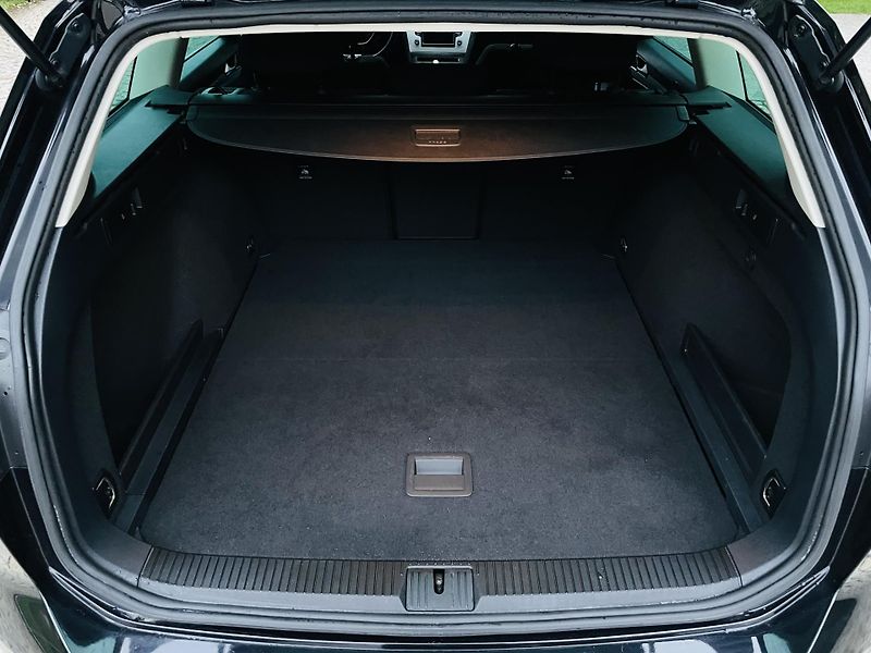 Volkswagen Passat 2.0TDI AUTOMAT VÝHŘEV SENZORY - fotka 21 z 48