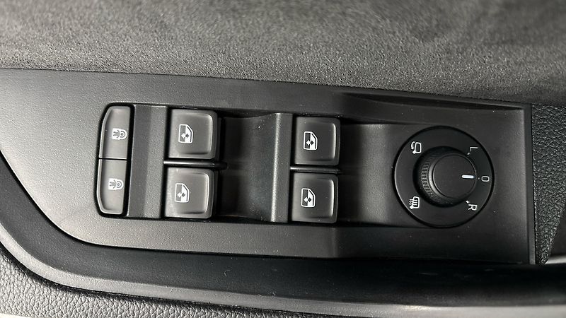 Škoda Superb 1.5 TSI Sportline Combi - fotka 23 z 30