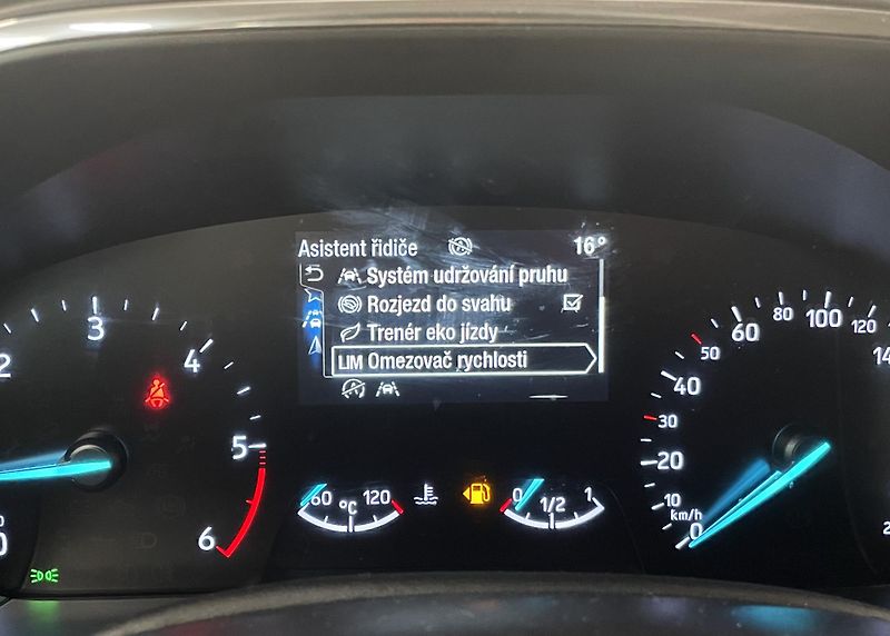 Ford Focus Titanium 1,5Ecoblue REZERVACE - fotka 23 z 29