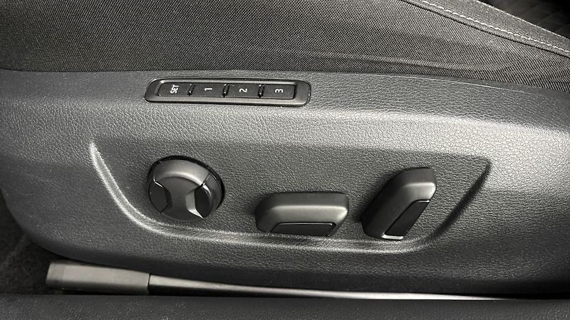 Škoda Superb 2.0 TDI DSG Ambition Combi - fotka 22 z 29
