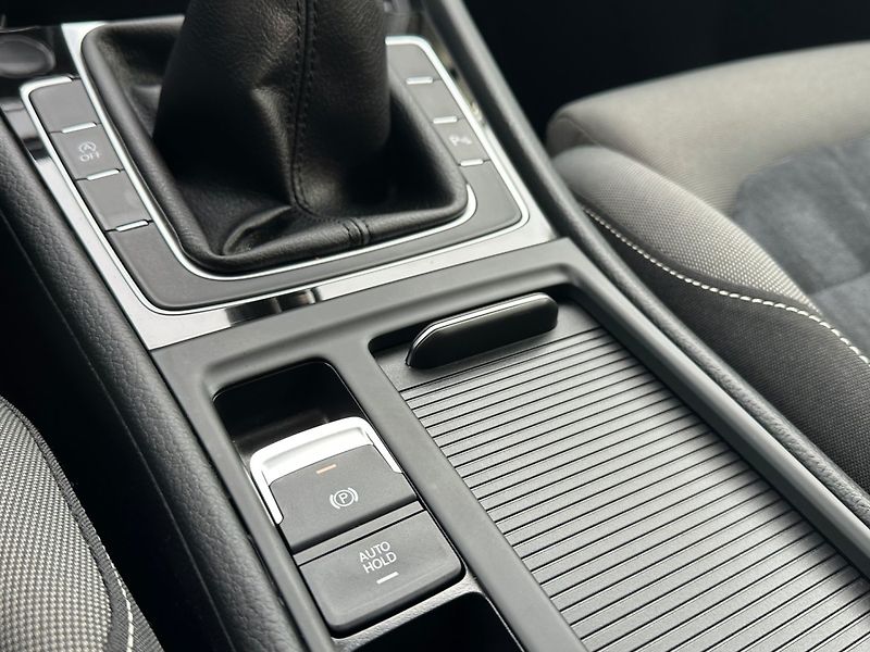 Volkswagen Golf (2017) 2.0TDi PO SERVISU,APP,PANORAMA - fotka 17 z 21