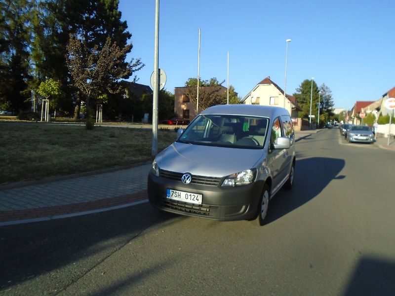 Volkswagen Caddy (2013) 1.6 TDI, 5.Míst, Klima - fotka 2 z 24