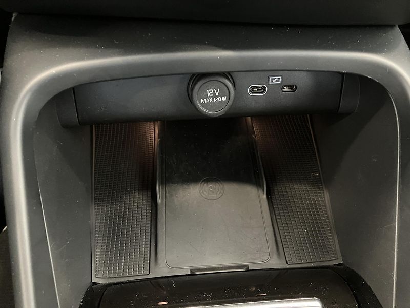 Volvo XC40 B3 FWD Plus Dark AT7 - fotka 37 z 40