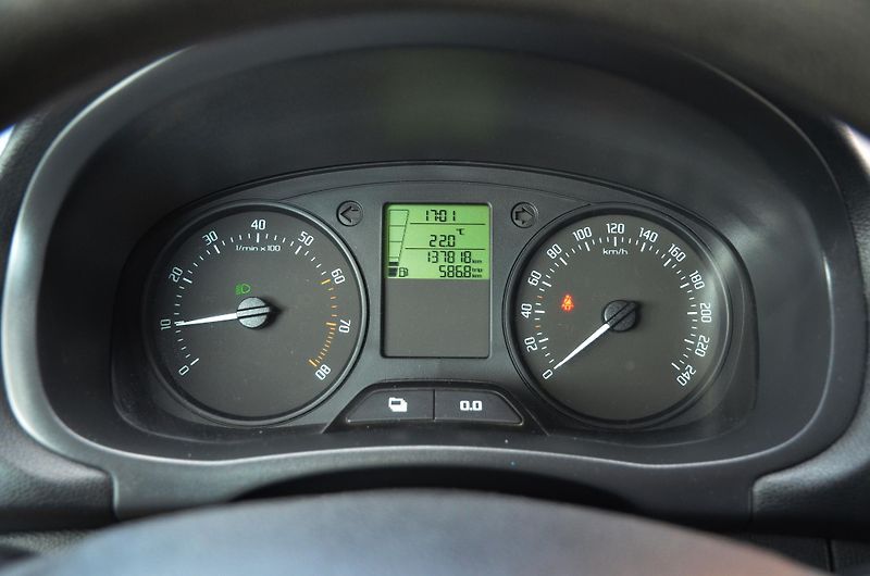 Škoda Fabia (2012) 1.2i ACTIVE / VYHŘ. SEDADLA - fotka 21 z 28