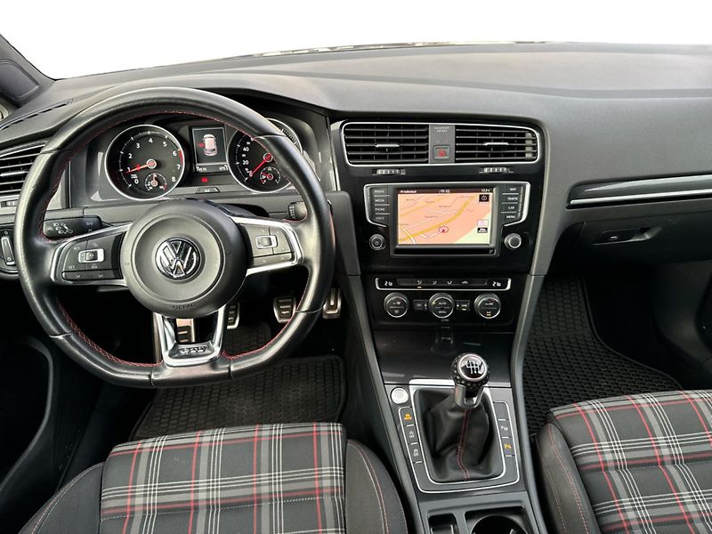 Volkswagen Golf Perfomace 2.0TSI 169 KW - fotka 10 z 25