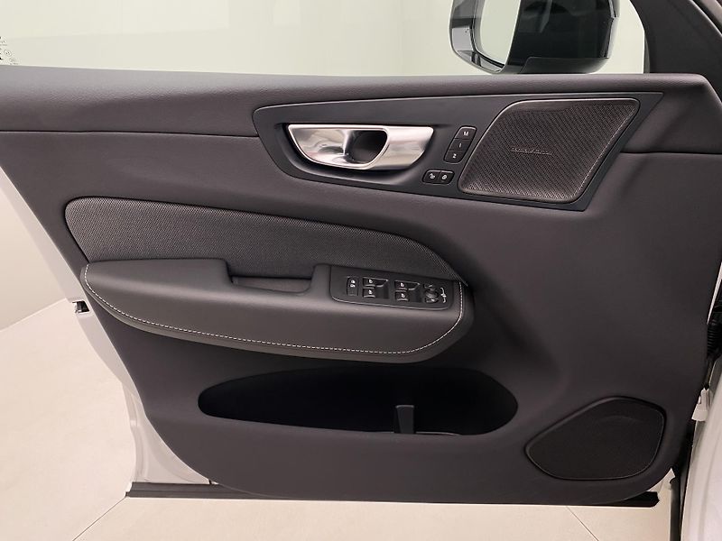 Volvo XC60 T6 AWD RECHARGE DARK PLUS AUT - fotka 7 z 63