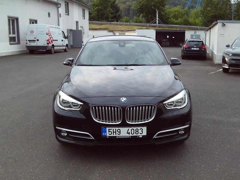 BMW Řada 5 530d xDrive - fotka 2 z 14
