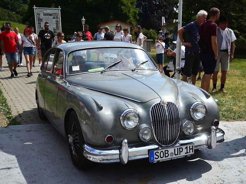 Přehlídka veteránů na Arnice v Mariánských Lázních. Sanitka Cadillac