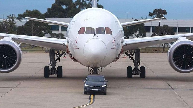 Tesla Model X a Boeing 787-9 Dreamliner.