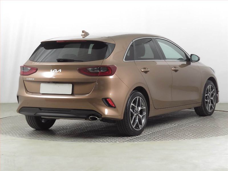 Kia Ceed (2021) Gold 1.5 T-GDI, Serv.kniha - fotka 5 z 19