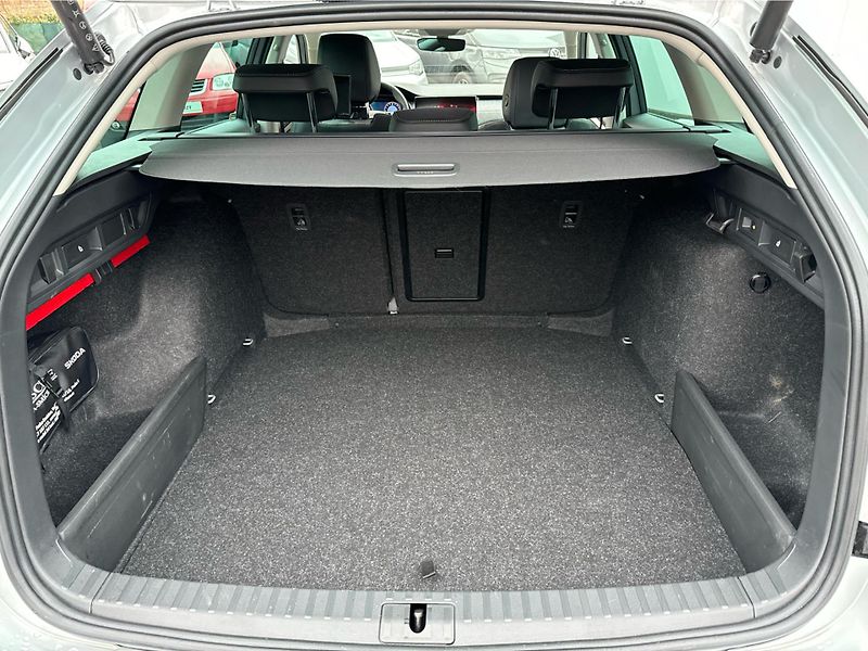 Škoda Octavia IV FL Combi Top Selection 2.0 - fotka 20 z 24