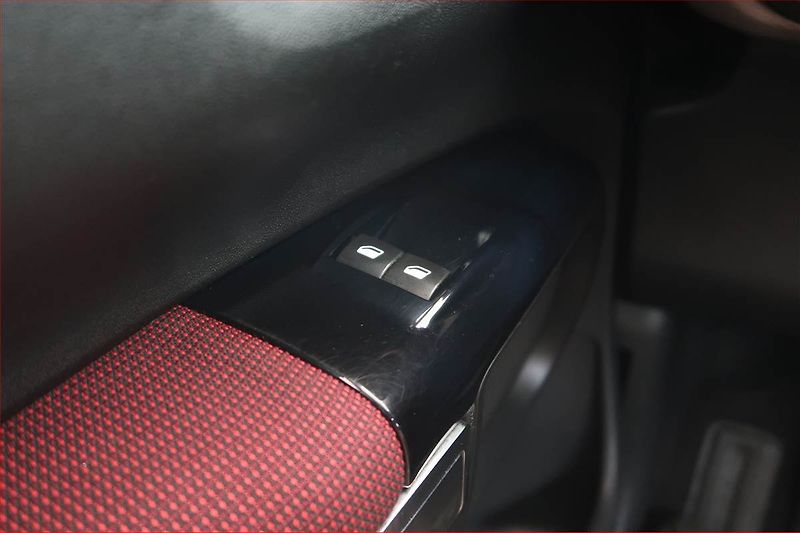 Citroën C4 Cactus (2016) 1.6 BlueHDi, Tempomat - fotka 14 z 14