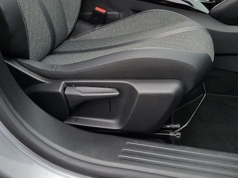 Peugeot 2008 1.2 PureTech 130k AUTOMAT - fotka 28 z 45