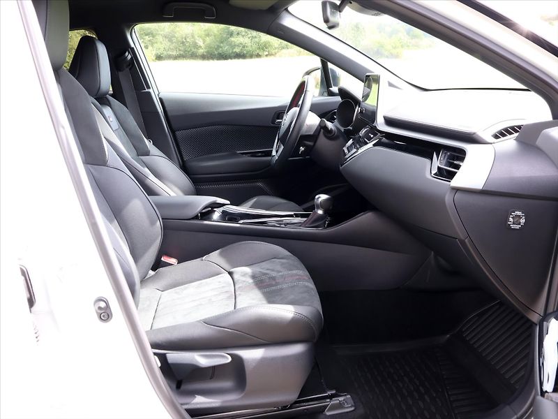 Toyota C-HR 2,0 Hybrid 112kW GR Sport CZ - fotka 12 z 35