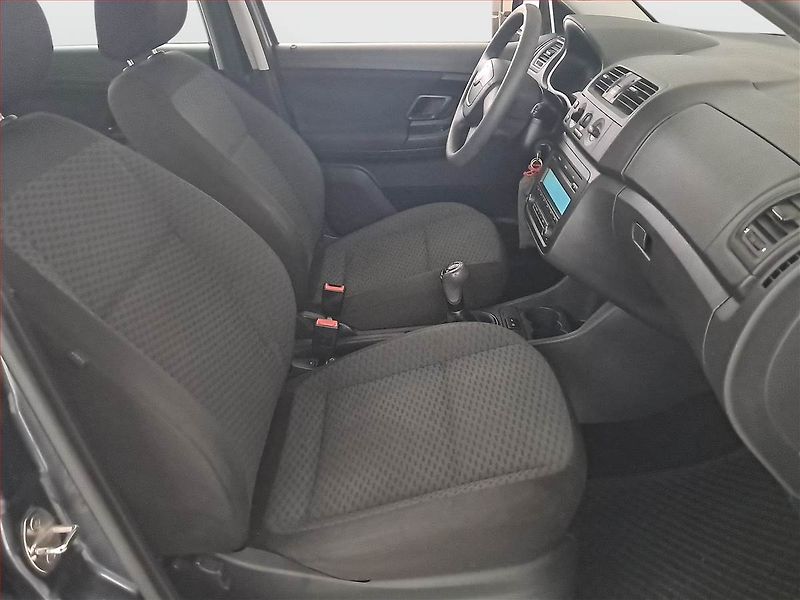 Škoda Fabia (2011) Ambiente 1.2 TSI - fotka 9 z 14