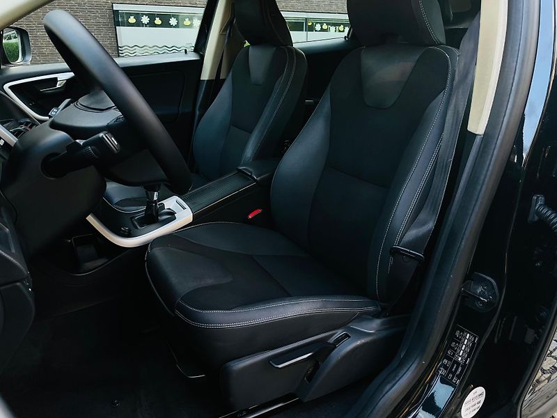 Volvo XC60 2.0D 5V MAN 1.MAJITEL SERVISKA - fotka 24 z 33