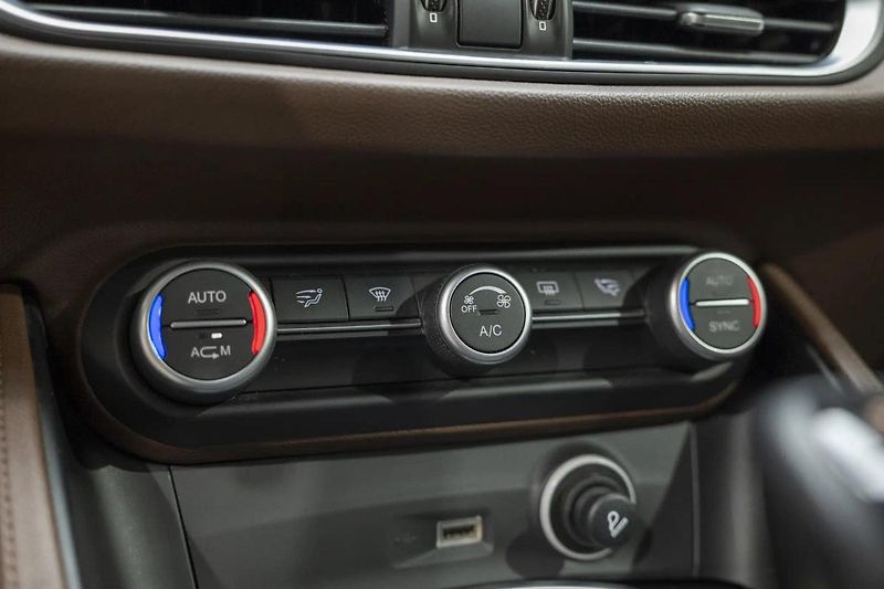 Alfa Romeo Stelvio Q4 2.2 JTD 154 kW - fotka 16 z 35