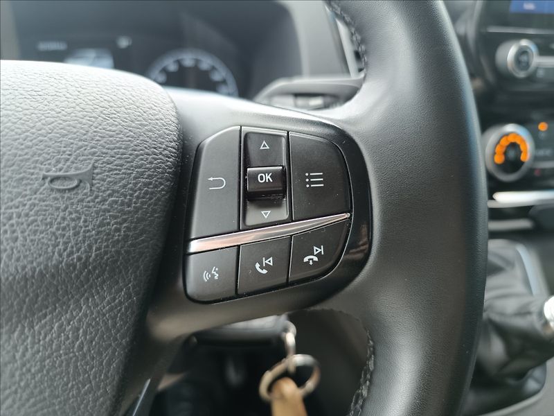Ford Tourneo Custom 2,0 TDCi Titánium X, L2 - fotka 20 z 23