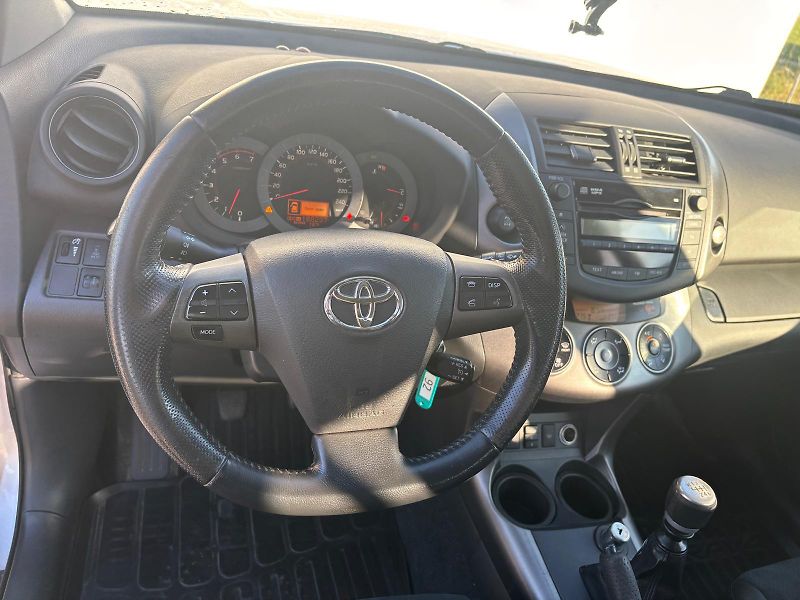 Toyota RAV4 2.2 D-4D 4x4 110kW - fotka 15 z 27