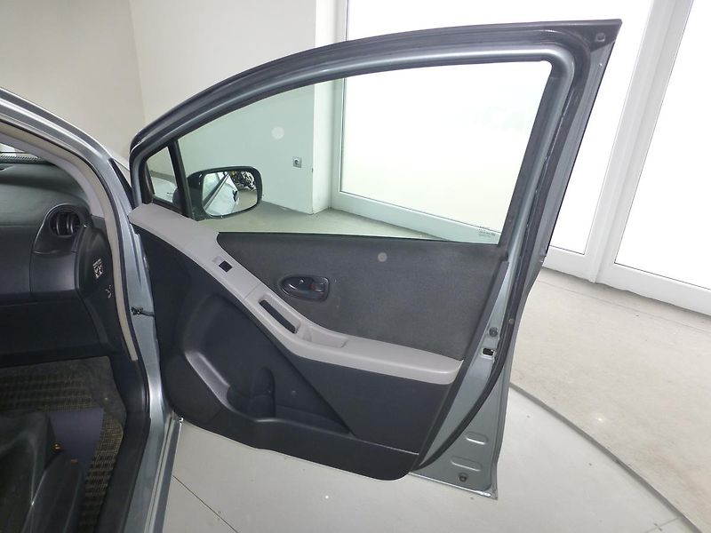 Toyota Yaris (2007) 1,3i-64KW**KLIMA*TAŽNÉ***5DV - fotka 16 z 24