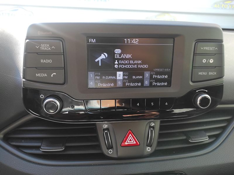 Hyundai i30 1,4DOHC 16V,73kW,Top KM - fotka 14 z 37
