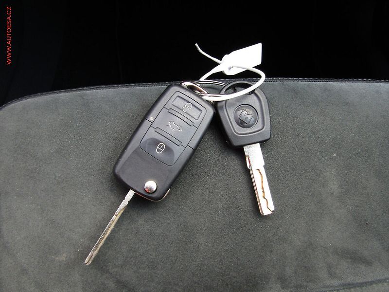 Volkswagen Golf (2008) 2.0TDi, Highline - fotka 17 z 17