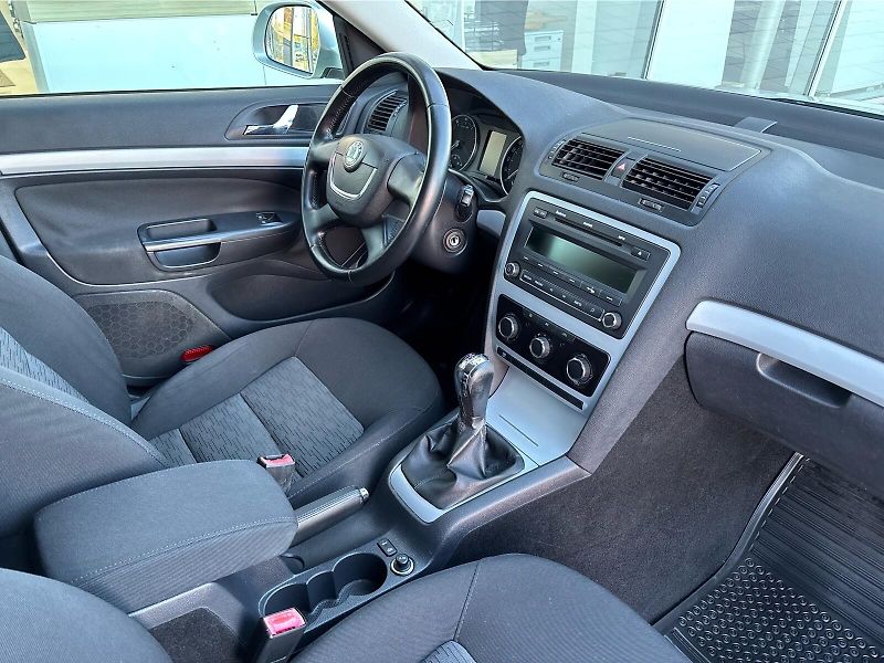 Škoda Octavia 1.6 MPi 75kW Ambiente Plus - fotka 25 z 29