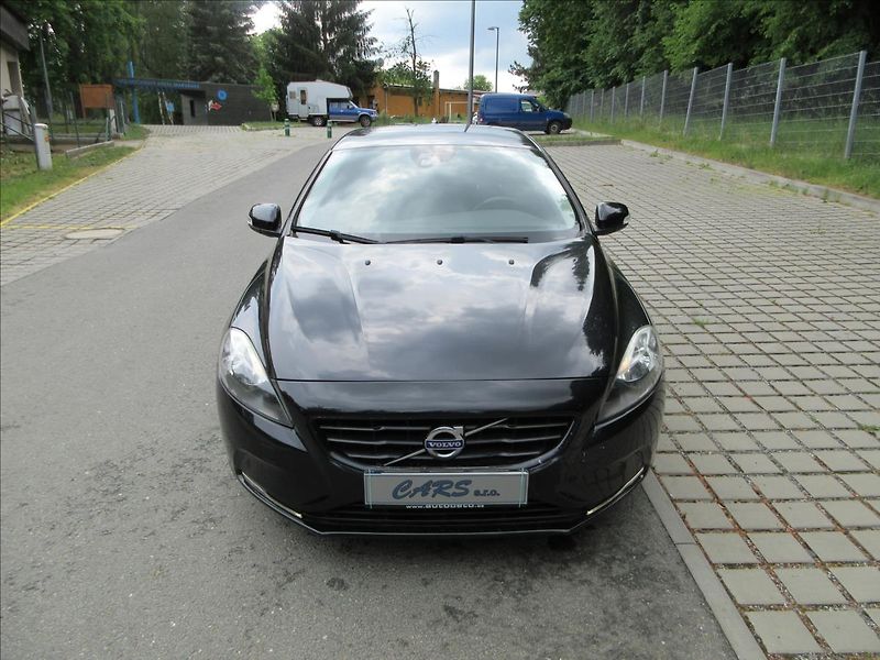 Volvo V40 1,6 D D2, 84Kw, Klima, park.sy - fotka 3 z 28