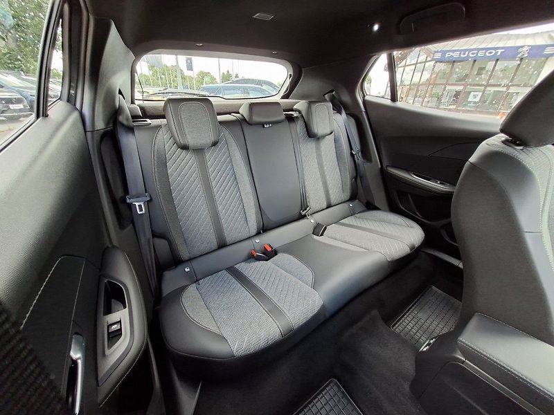 Peugeot 2008 ALLURE 1,2 PT 100k M6 - fotka 6 z 27