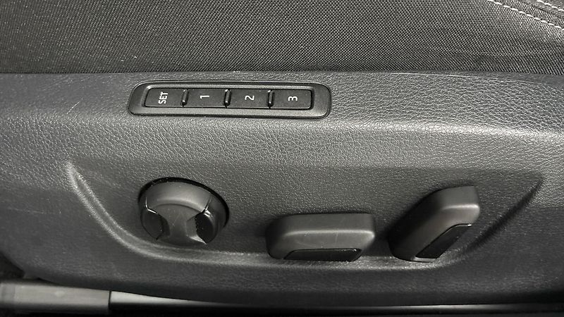 Škoda Superb 2.0 TDI DSG Style - fotka 21 z 28