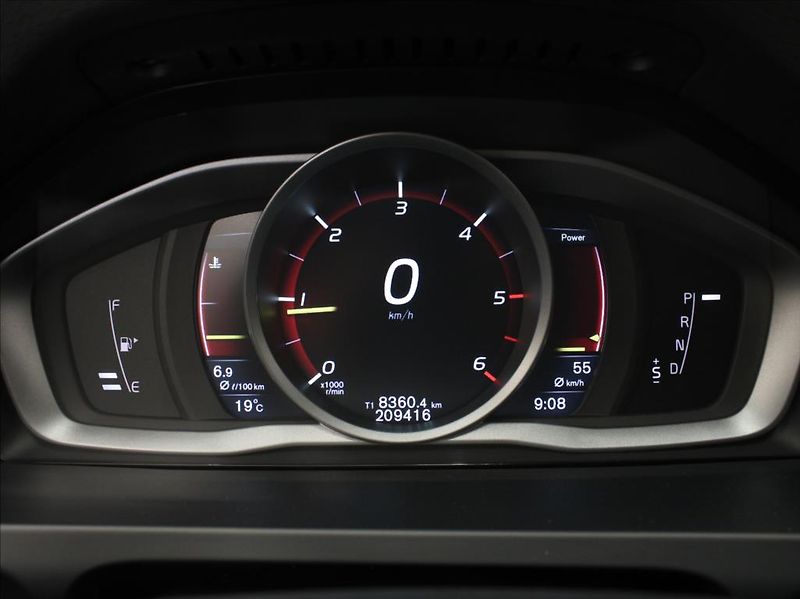 Volvo V60 2,0 D3 110kW AT Mom.NAVI Light - fotka 18 z 18