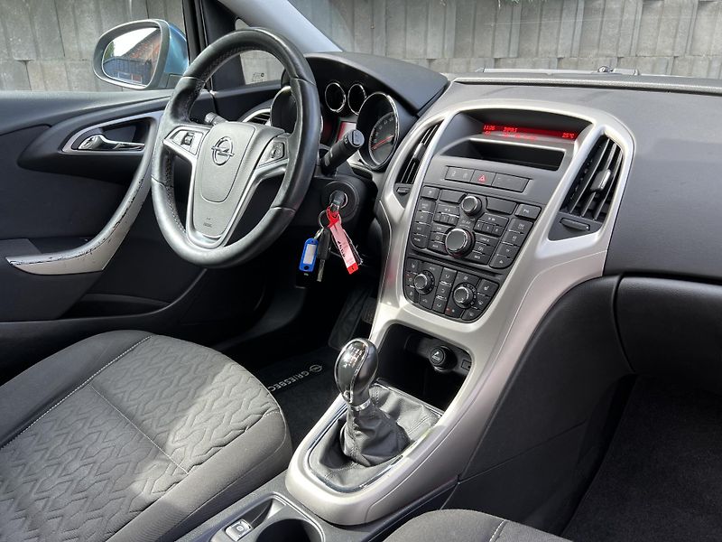 Opel Astra 1.4T 103 kW 1.MAJ SERVISKA - fotka 7 z 13