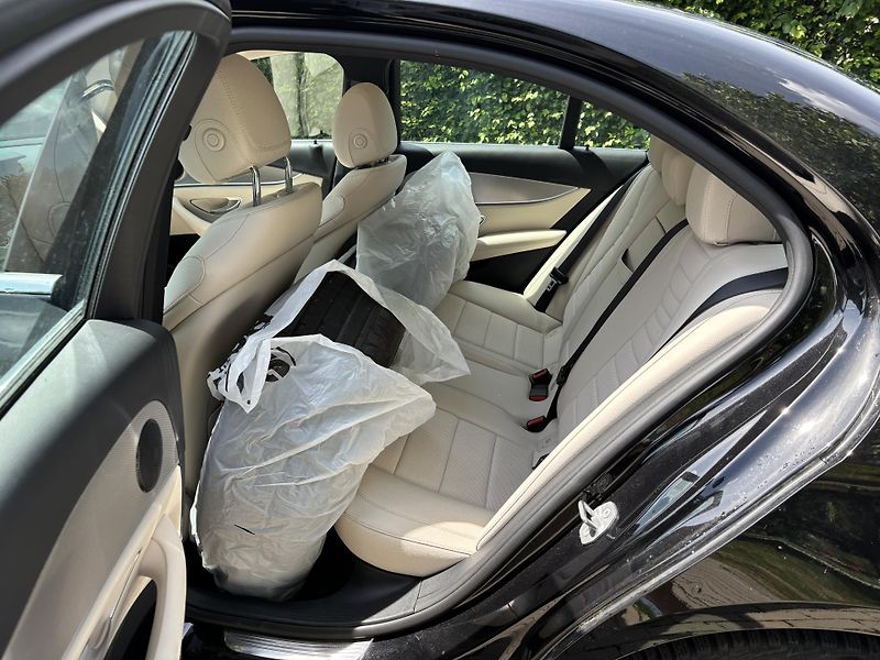 Mercedes-Benz Třídy E E200 135kw 1 maj ČR 52 000 km - fotka 18 z 28