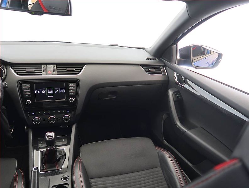 Škoda Octavia (2016) RS 2.0 TSI, Kůže, Bi-Xenony - fotka 8 z 25