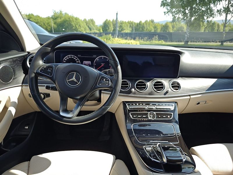 Mercedes-Benz Třídy E EXCLUSIVE 4MATIC - fotka 14 z 18