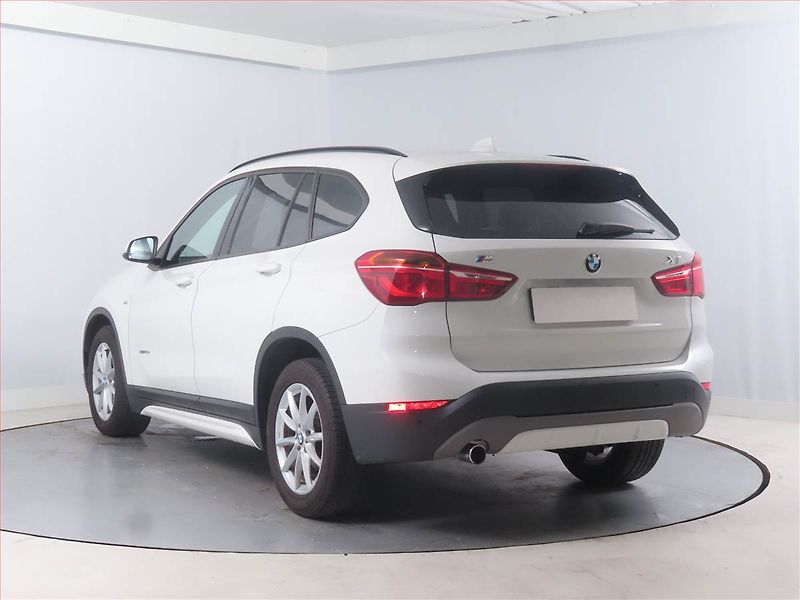 BMW X1 (2016) sDrive18d, Automat, Bi-Xenony - fotka 4 z 20