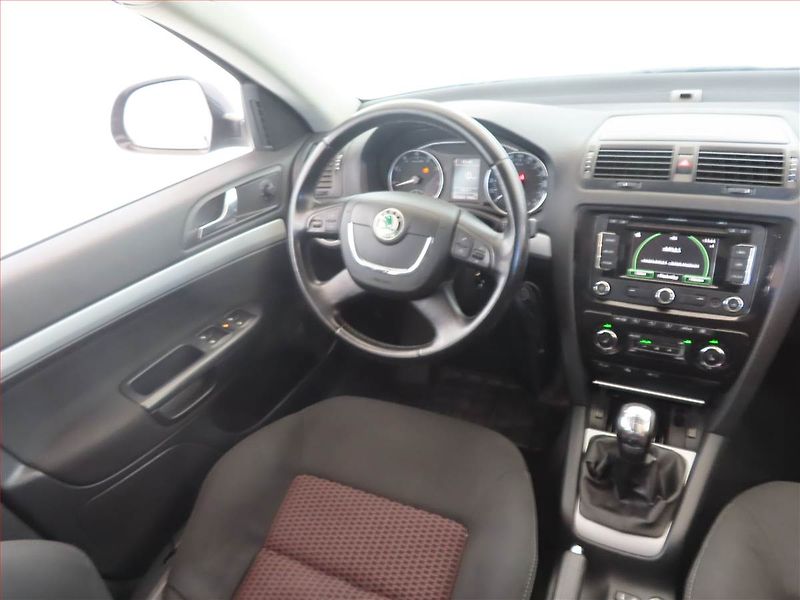 Škoda Octavia (2010) Ambiente 1.4 TSI, Serv.kniha - fotka 7 z 16