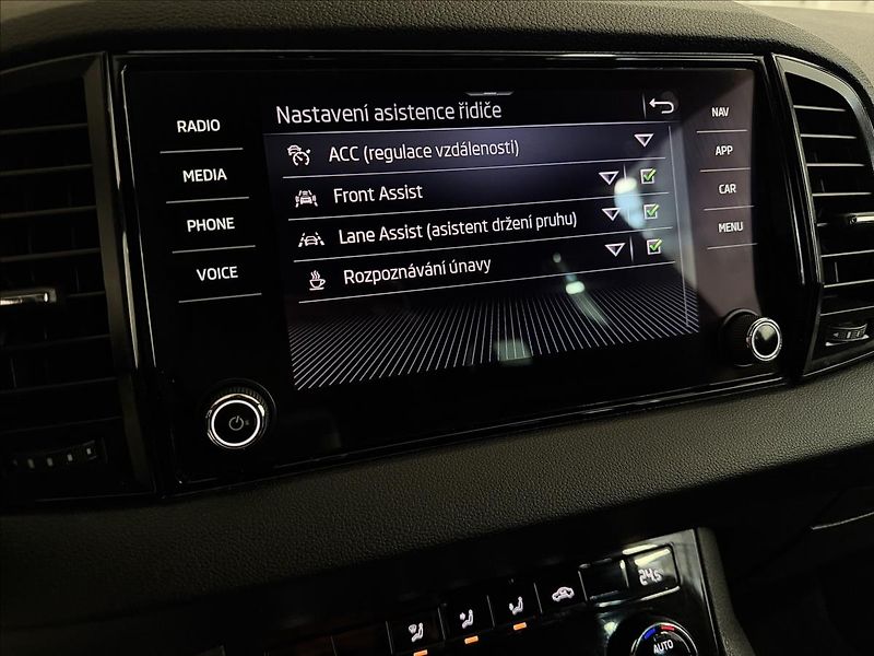 Škoda Karoq 2.0TDI DSG ACC SPORTLINE - fotka 24 z 37