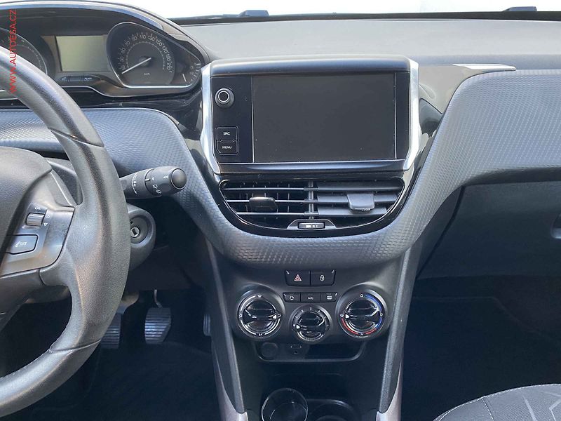 Peugeot 2008 (2015) 1.2 PT, Style, navi - fotka 12 z 15