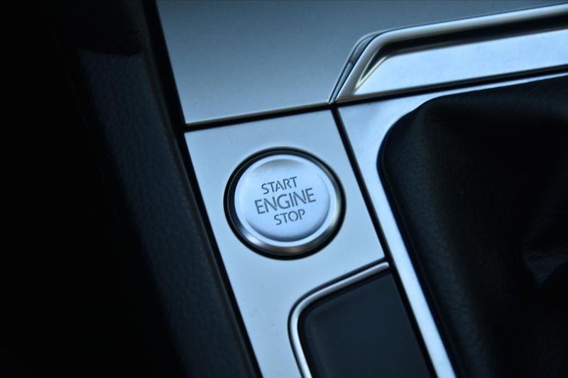 Volkswagen Passat 1.6 TDI LED NAVIGACE TAŽNÉ - fotka 23 z 28