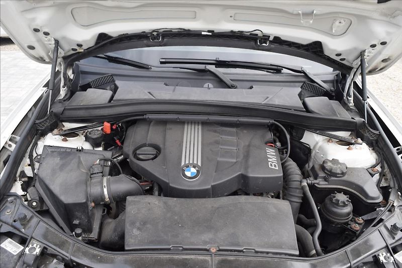 BMW X1 2,0 d 105KW 4X4 TAŽNÉ ALU - fotka 44 z 46