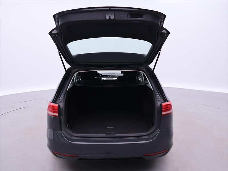 Volkswagen Passat 2,0 TDI 110kW DSG Comfort Navi - fotka 9 z 31