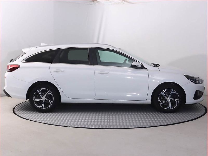 Hyundai i30 (2021) Family 1.5 T-GDI MHEV - fotka 6 z 19