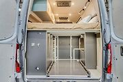 Campervan Mercedes-Benz Sprinter od americké firmy Bitterroot Builds je stvořený do divočiny.