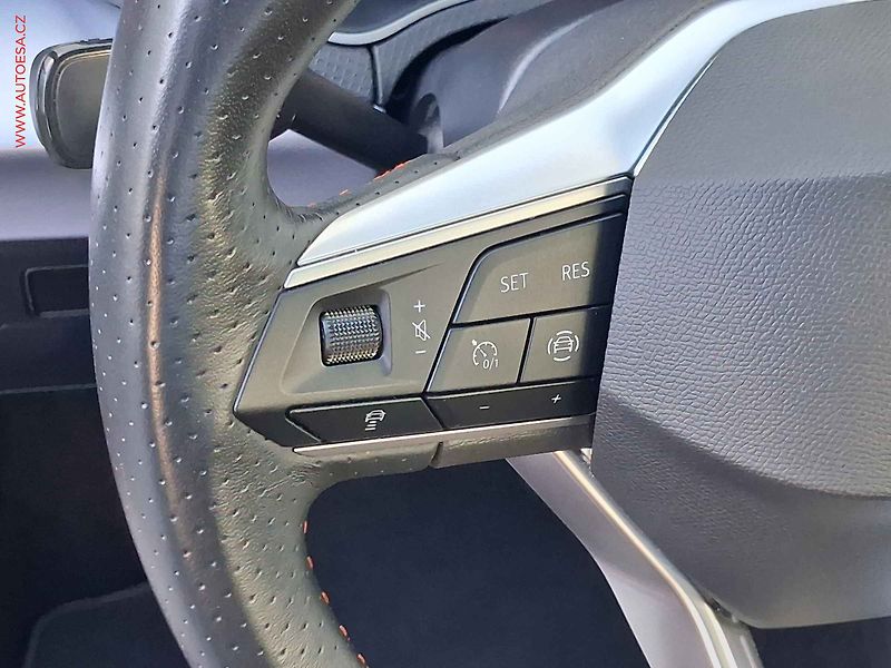 Seat Arona (2023) 1.0 TSi, FR, LED, kamera - fotka 13 z 19