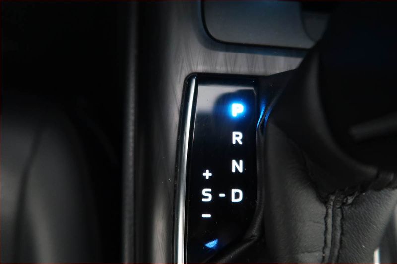 Toyota Camry (2022) Prestige 2.5 Hybrid - fotka 13 z 21